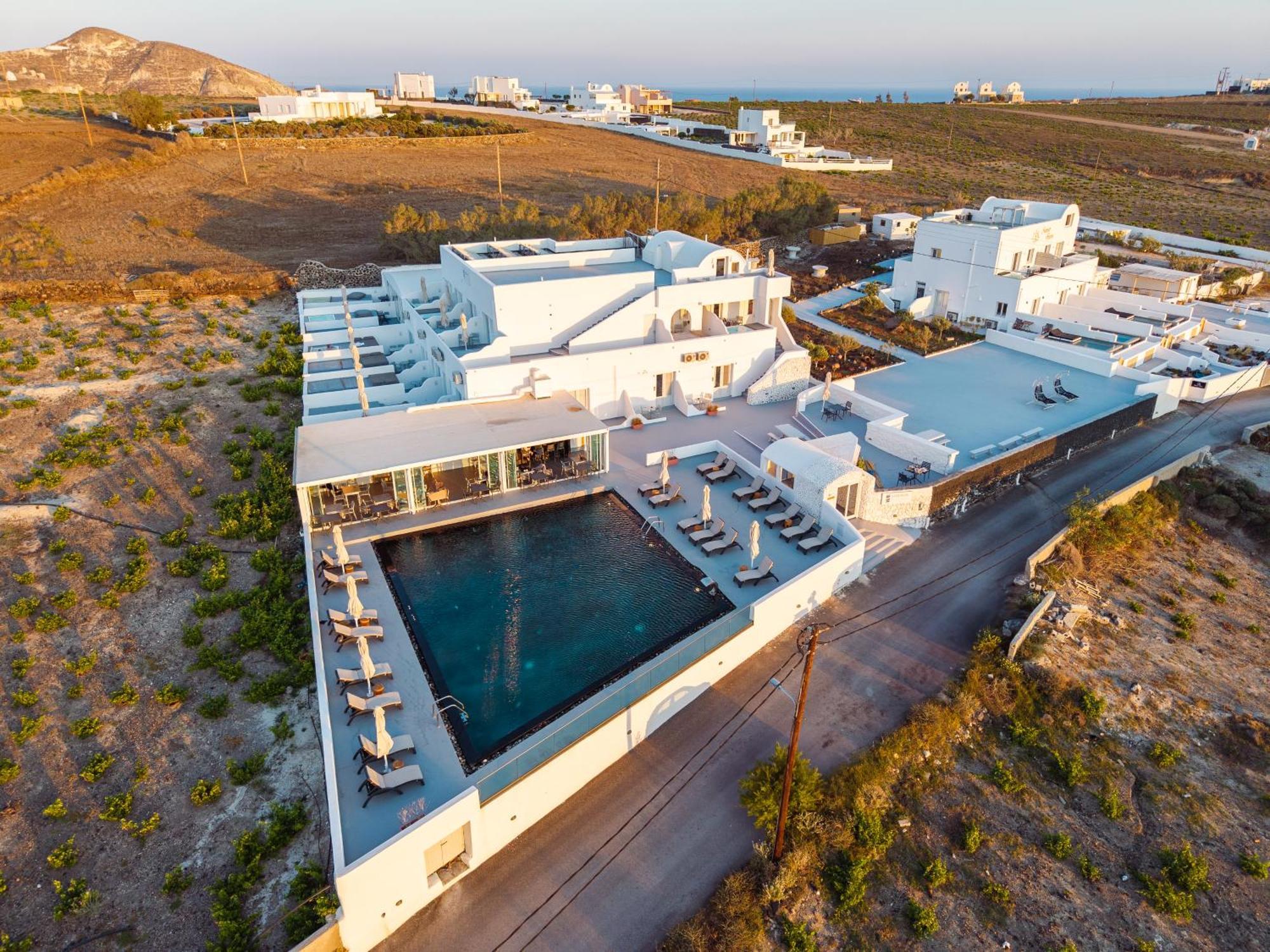 Serenita Luxury Suites Akrotírion 外观 照片