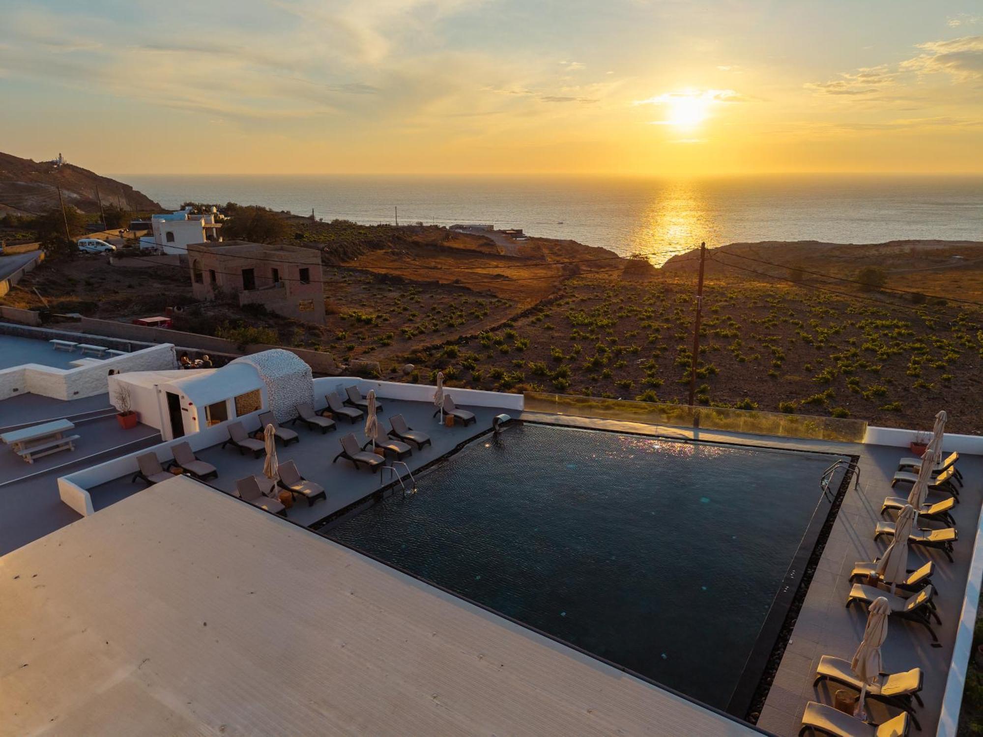 Serenita Luxury Suites Akrotírion 外观 照片