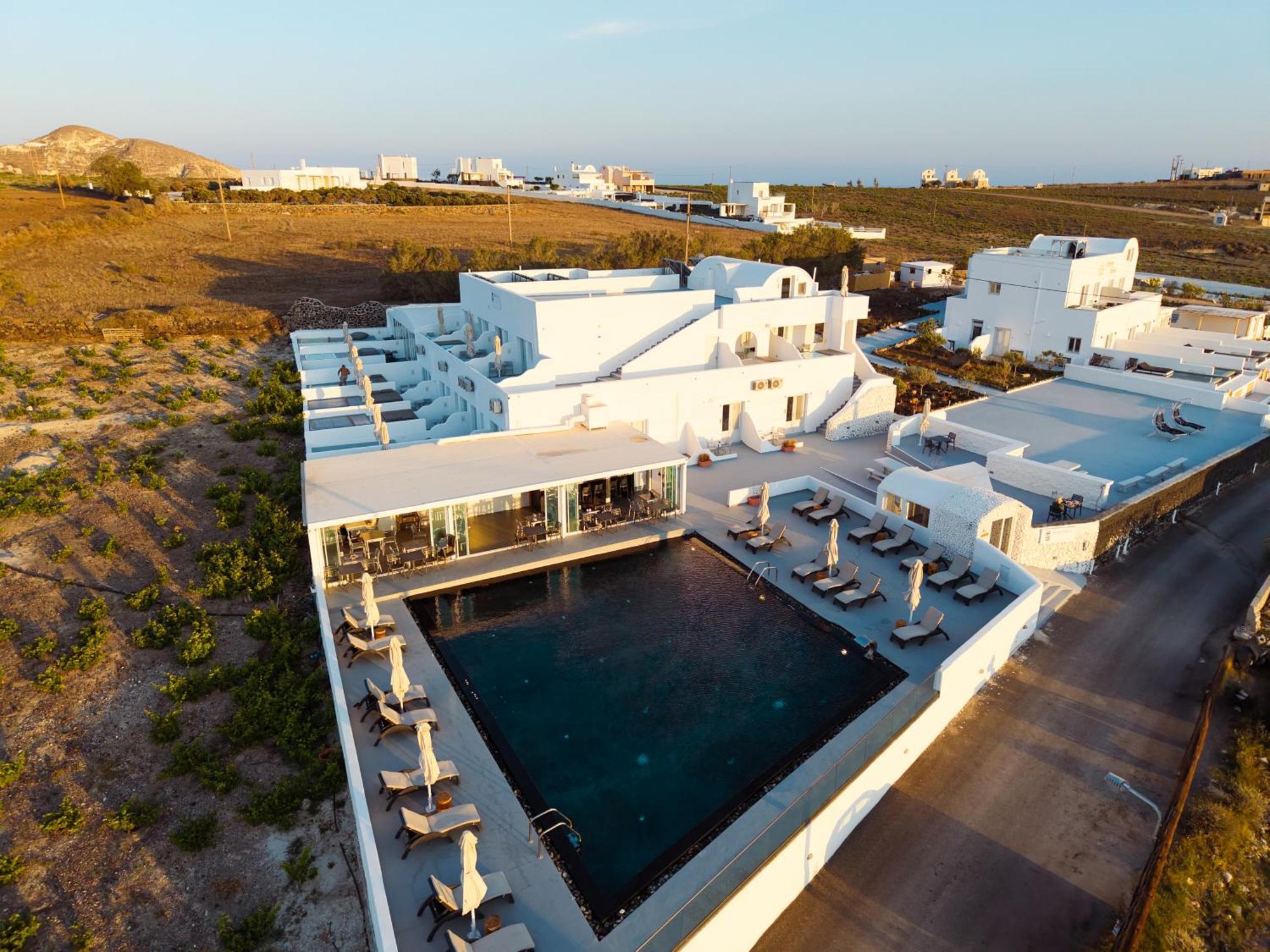 Serenita Luxury Suites Akrotírion 外观 照片