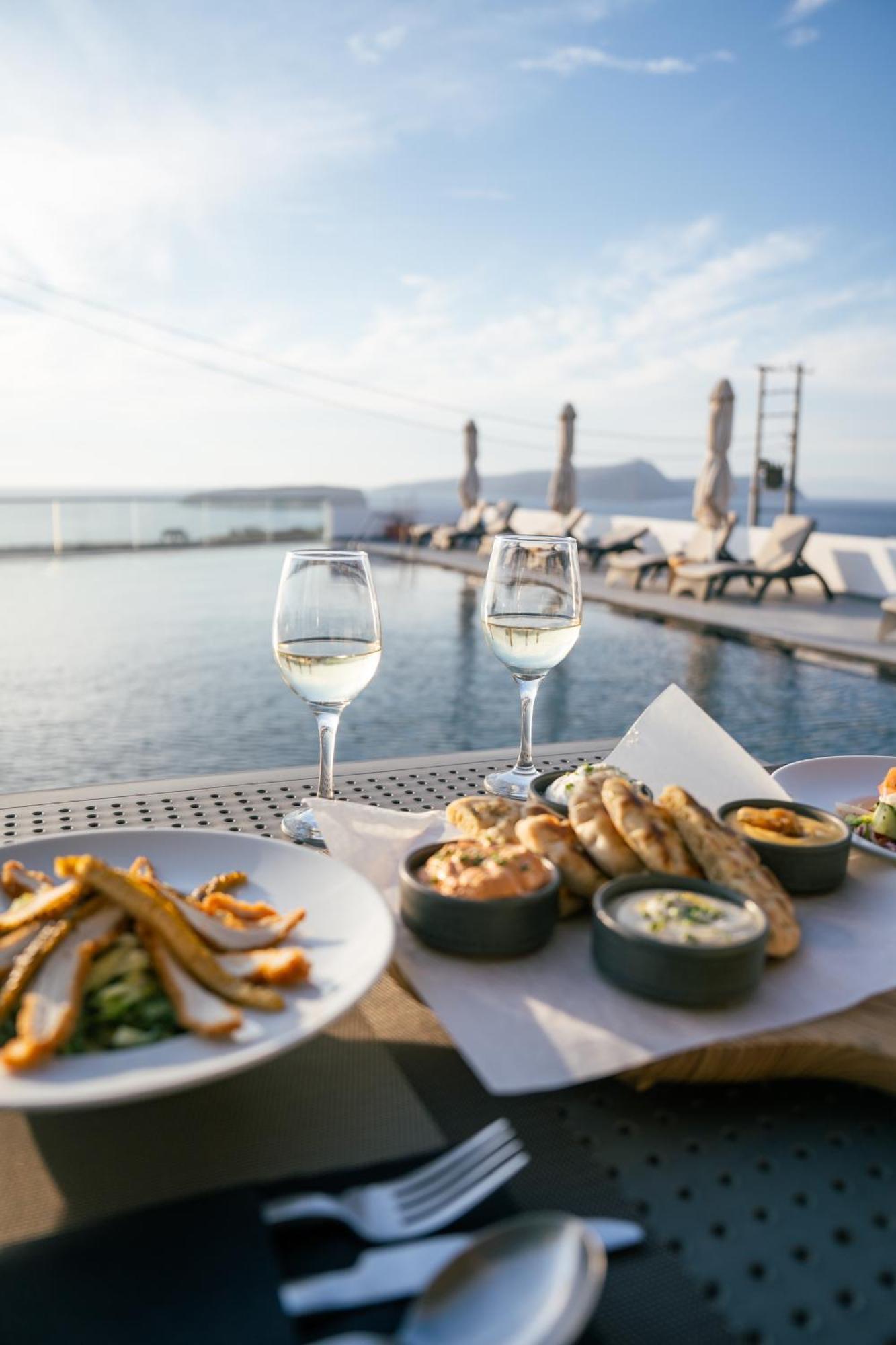 Serenita Luxury Suites Akrotírion 外观 照片