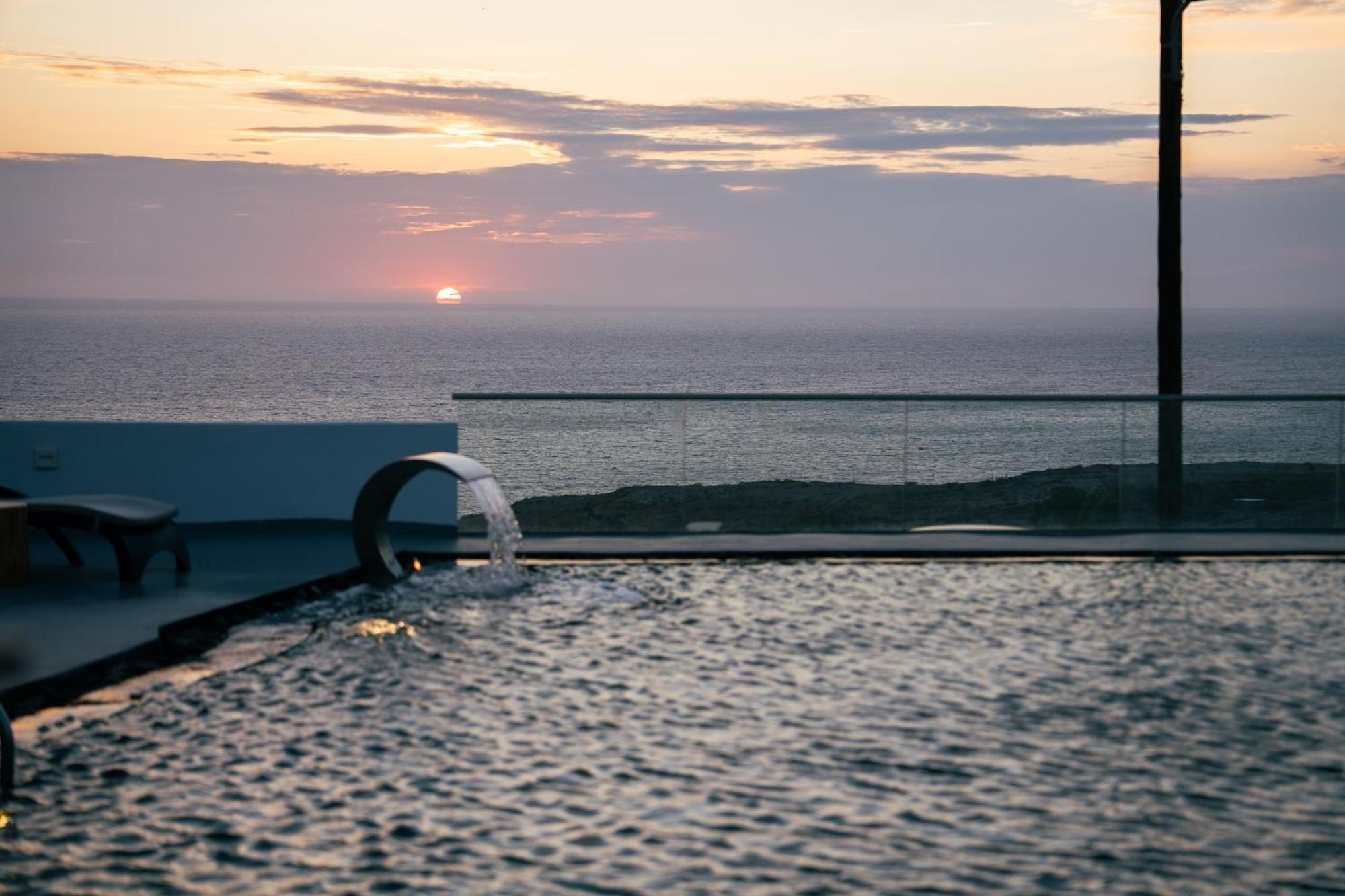 Serenita Luxury Suites Akrotírion 外观 照片